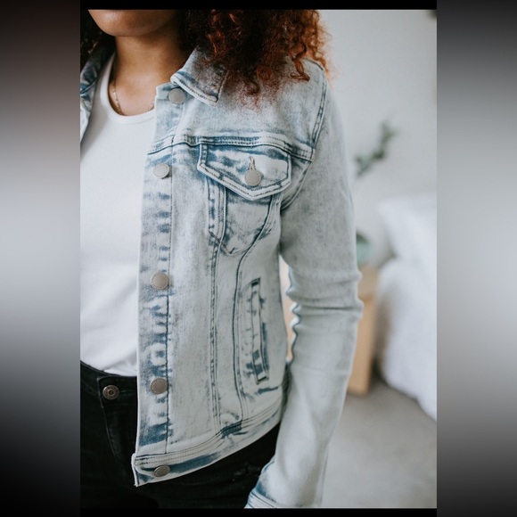 Risen Vintage Wash Denim Jacket Size Small Button Front Collard Neckline Stretch - Picture 1 of 6